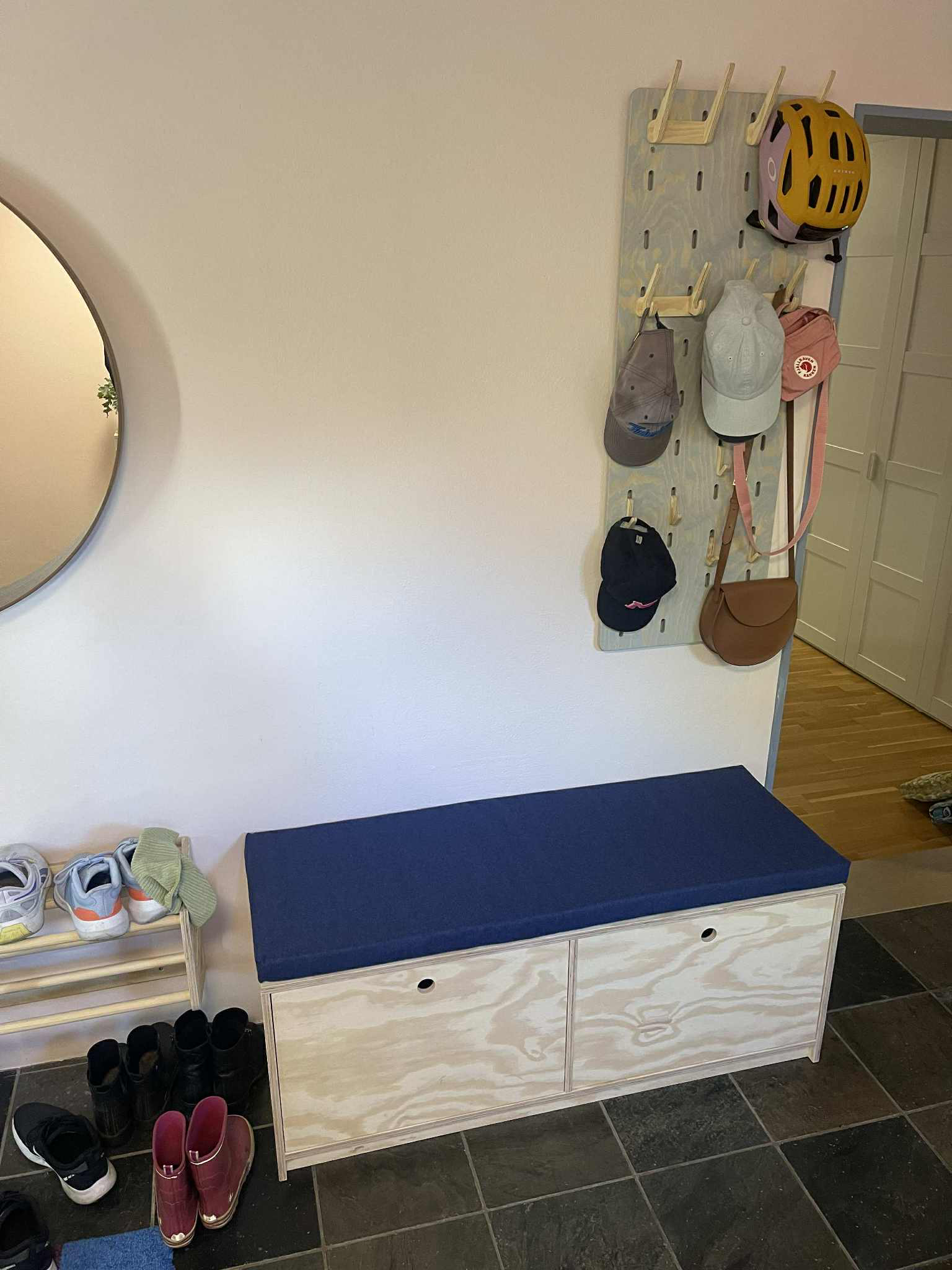 Skreddersydd benk med oppbevaring i gang